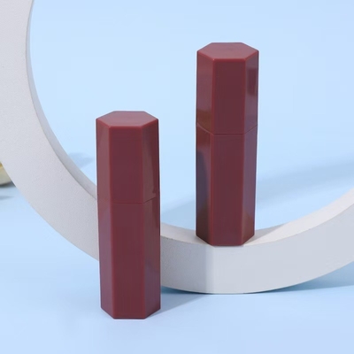 Tubo di rossetto di plastica esagonale per il rossetto con bastoncino rosso e effetto lucido 5 ml campione fornito