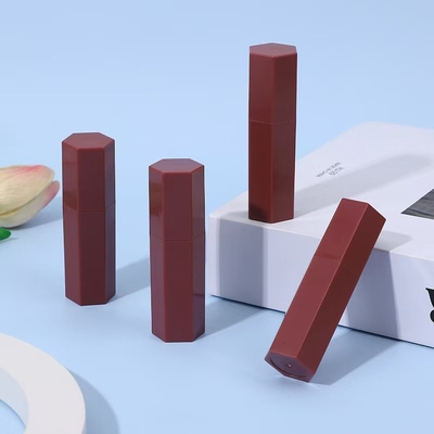 Tubo di rossetto di plastica esagonale per il rossetto con bastoncino rosso e effetto lucido 5 ml campione fornito