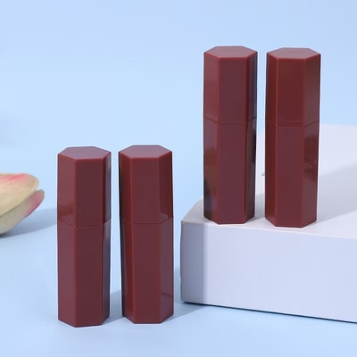 Tubo di rossetto di plastica esagonale per il rossetto con bastoncino rosso e effetto lucido 5 ml campione fornito