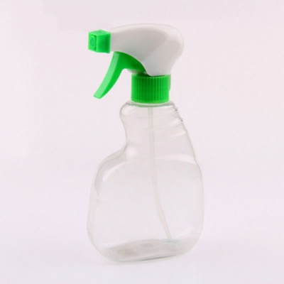 Vari spruzzatori in plastica utilizzati nelle bottiglie per la cura della pelle