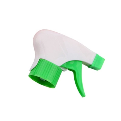 Vari spruzzatori in plastica utilizzati nelle bottiglie per la cura della pelle
