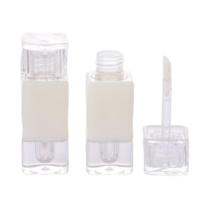 Contenitore per tubi vuoti in plastica con lucido labiale con un logo personalizzato e una capacità di 2,6 ml