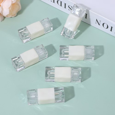 Contenitore per tubi vuoti in plastica con lucido labiale con un logo personalizzato e una capacità di 2,6 ml