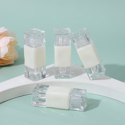Contenitore per tubi vuoti in plastica con lucido labiale con un logo personalizzato e una capacità di 2,6 ml