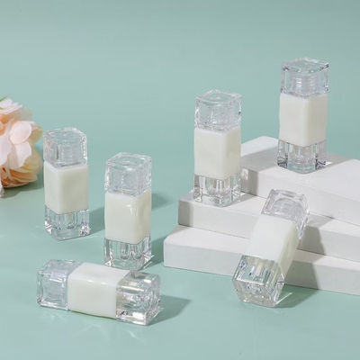 Contenitore per tubi vuoti in plastica con lucido labiale con un logo personalizzato e una capacità di 2,6 ml