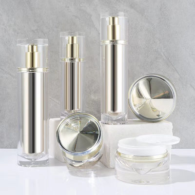 Spray trigger mini in acrilico color oro chiaro con elegante dispenser a pompa e lunghezza del tubo personalizzabile per packaging skincare