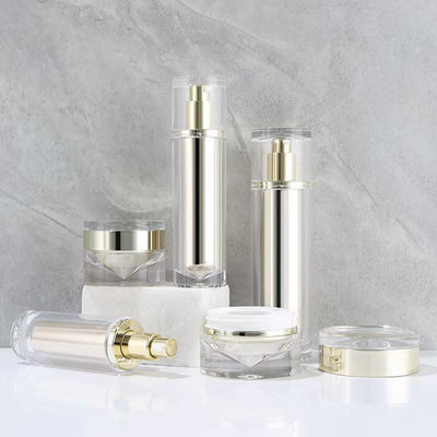 Spray trigger mini in acrilico color oro chiaro con elegante dispenser a pompa e lunghezza del tubo personalizzabile per packaging skincare