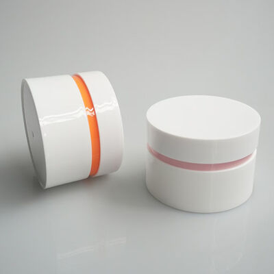 Vaso di crema cosmetica bianca con coperchio interno di tenuta per prodotti per la cura della pelle