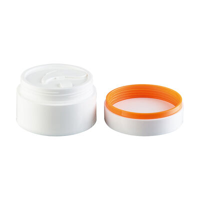 Vaso di crema cosmetica bianca con coperchio interno di tenuta per prodotti per la cura della pelle