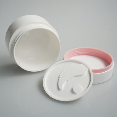 Vaso di crema cosmetica bianca con coperchio interno di tenuta per prodotti per la cura della pelle