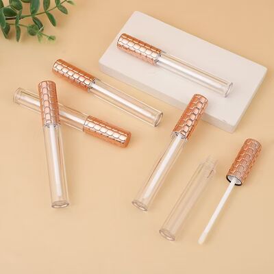 Ingrosso Tubo Lucidalabbra in Plastica da 4,5 ml con Tappo Dorato e Pennello Bianco per Contenitore Cosmetico Vuoto