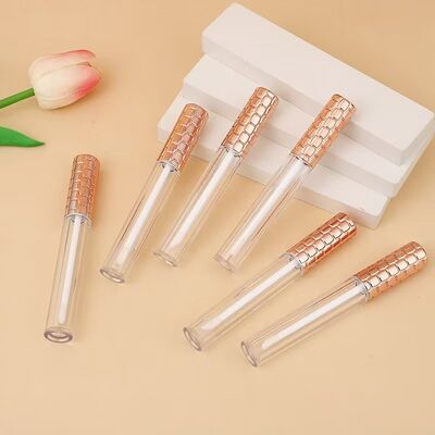 Ingrosso Tubo Lucidalabbra in Plastica da 4,5 ml con Tappo Dorato e Pennello Bianco per Contenitore Cosmetico Vuoto
