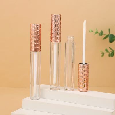 Ingrosso Tubo Lucidalabbra in Plastica da 4,5 ml con Tappo Dorato e Pennello Bianco per Contenitore Cosmetico Vuoto